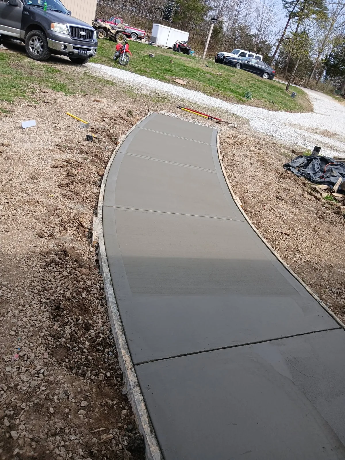 Curved concrete sidewalk